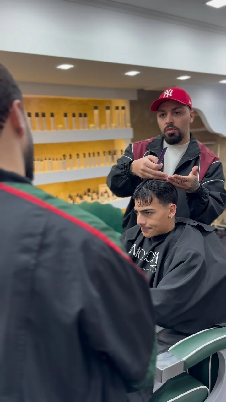 Dimostrazione tecnica durante la formazione barber