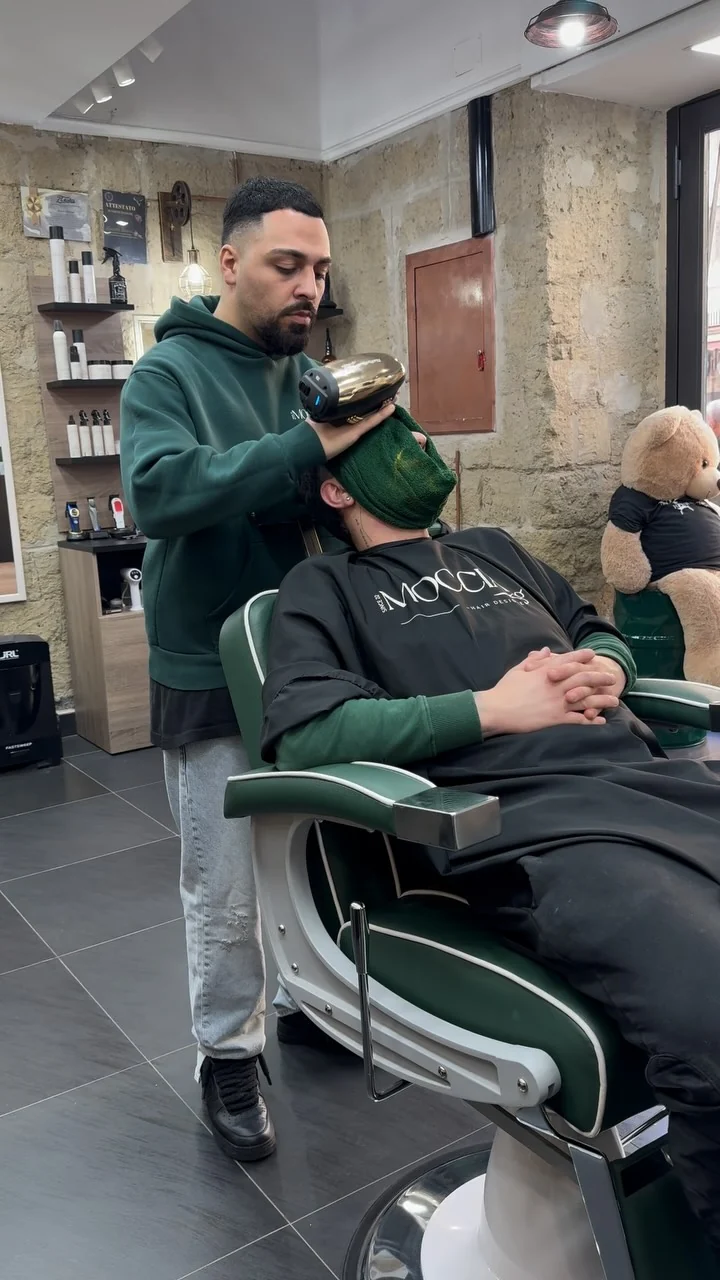 Taglio su misura durante il Moccia Signature Ritual