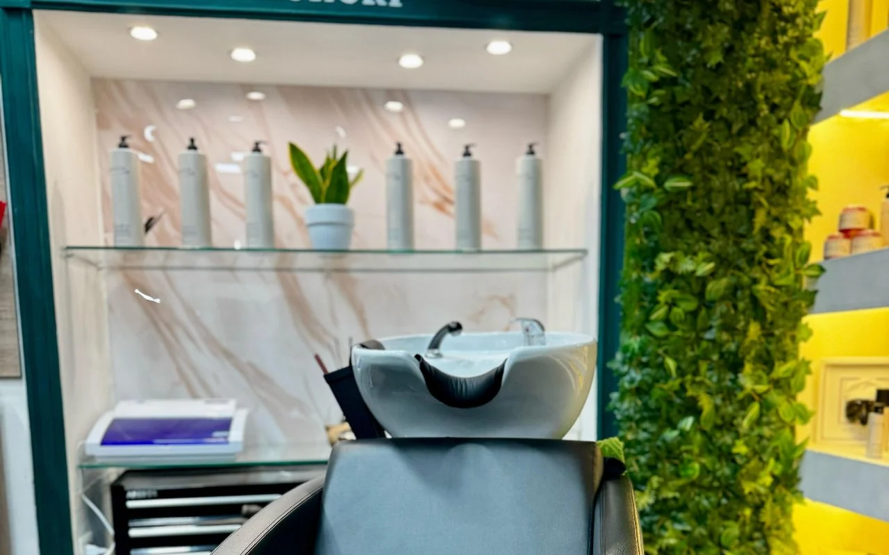 Zona lavaggio del salone Moccia Hair Designer