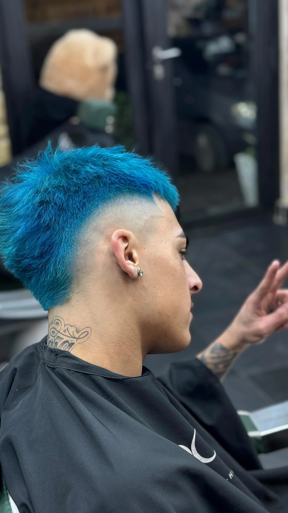 Colore blu creativo su taglio uomo